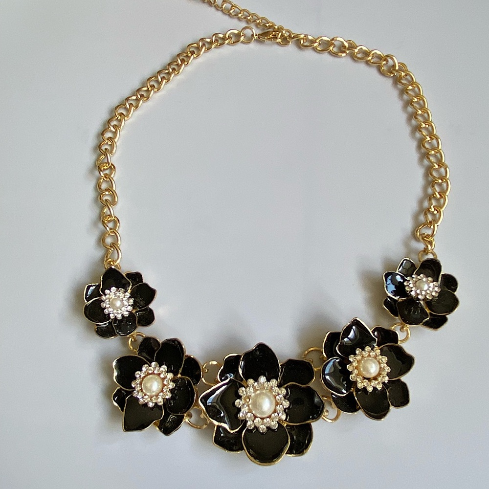 Elegant Black and Gold Floral Necklace